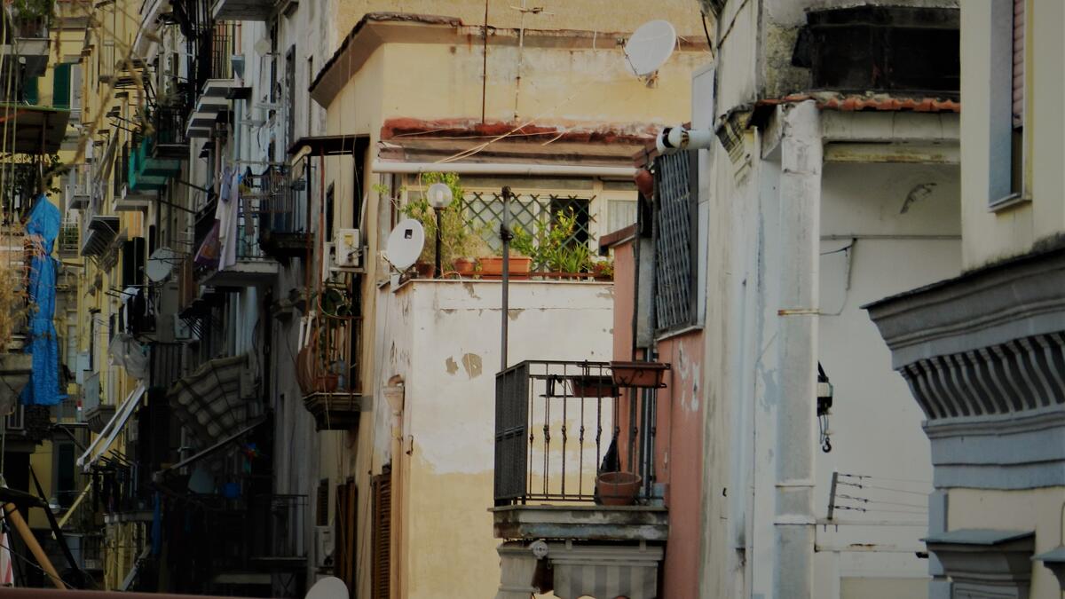 Balconies in the narrow streets of Naples/Photo by Ewelina Lepionko