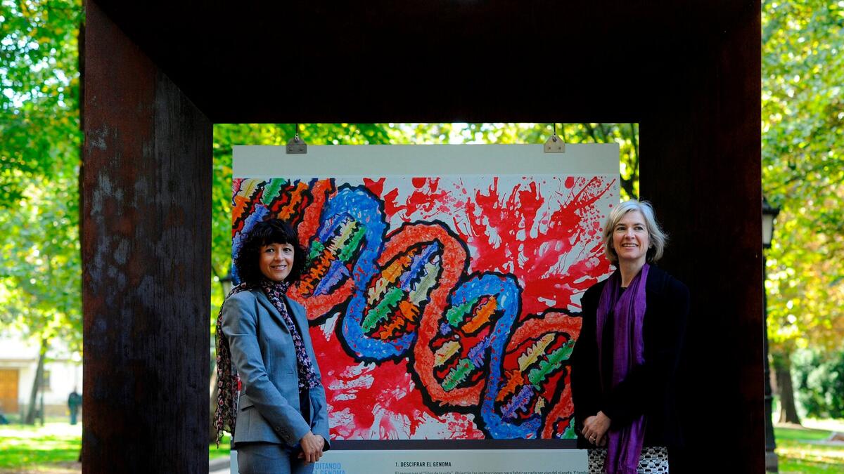 وتتيح هذه التقنية المعروفة باسم "المقص الجيني" للباحثين تنقيح الشفرة الجينية  وإخراج أو إدخال أجزاء جديدة في إطار السعي لتغيير أو تحسين تركيبة كائن حي.