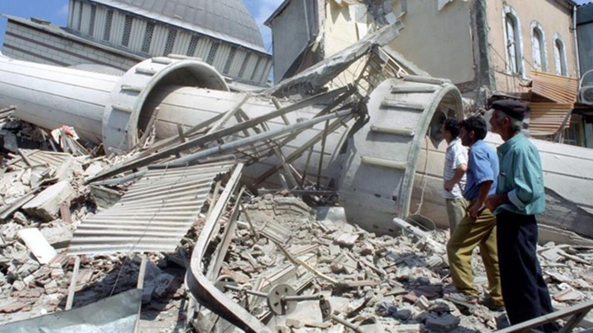 زلزال دوزجي: أعقب كارثة "جولوجك" أكثر من 1300 هزة ارتدادية على امتداد تركيا، لكن ذروتها كانت بعد أقل من 3 أشهر، عندما ضرب زلزال آخر مقاطعة بولو (شمال غرب) مساء 12 نوفمبر من العام نفسه، وتركز الزلزال الذي بلغت قوته 7.2 درجات في مدينة دوزجي، مستمرًا لمدة 30 ثانية.