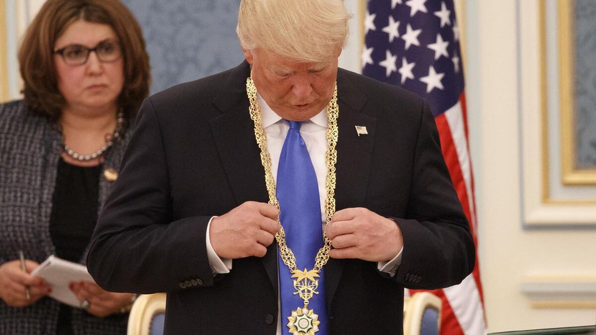 تلقي مكفآت وهدايا من دول أجنبية دون موافقة الكونغرس: يُتهم ترامب بمخالفة القواعد التي تمنع تلقي الهدايا والهبات خلال فترة رئاسته. وهناك قواعد معروفة باسم "شروط الهبات" منصوص عليها في الدستور، ويُلزم أحد الشروط كل المسؤولين الفيدراليين بمن فيهم الرئيس بطلب موافقة الكونغرس قبل قبول أي مزايا من دول أجنبية.