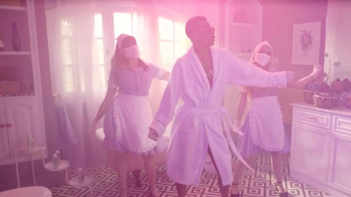 أغنية "كورونا فيروس": قدم المغني الشعبي عبدالفتاح شلهوب بلاغًا رسمًيا إلى قسم الدقي، حمل رقم 3290، واتهم به النجم الشاب بسرقة مقطعًا من أغنية له بعنوان "كورونا".