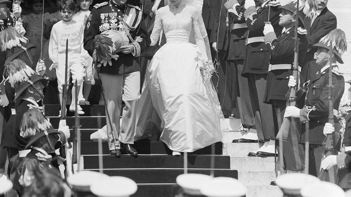 وتزوجا بعد عام من تعارفهما، وكانت مراسم الزفاف خيالية، ورزقا بـ 3 اولاد وتوفيت 1982 عندما فقدت السيطرة على سيارتها إثر اصابتها بسكتة قلبية، فيما توفي الأمير رينيه في 2005.