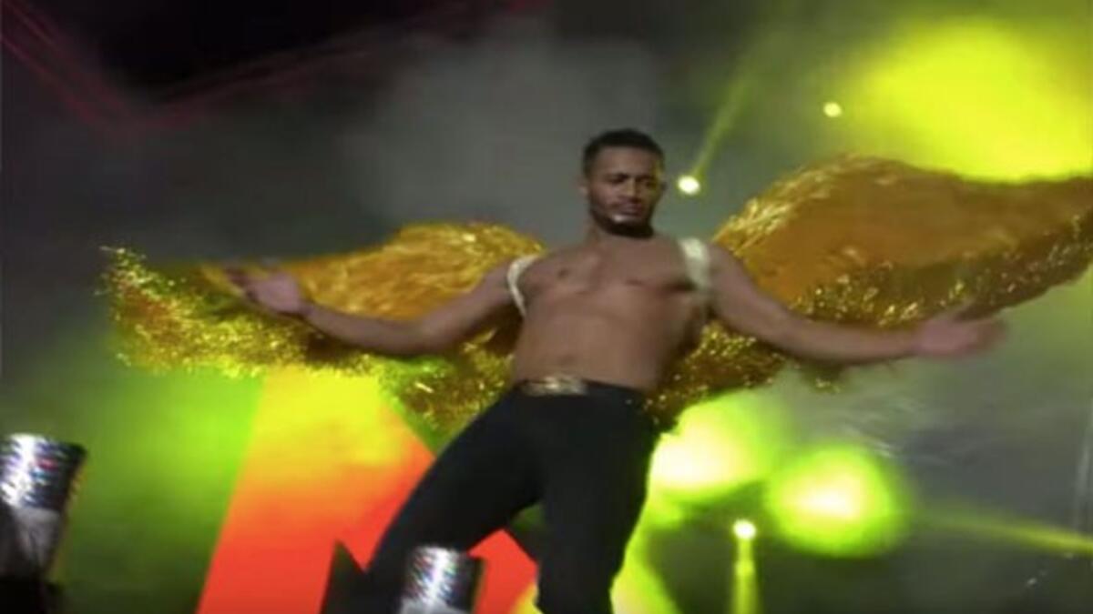 عاري الصدر: وكان رمضان قد أثار جدلًا واسعًا عام 2019، عقب تقديمه أول حفلاته في مركز المنارة، إذ قدم ضده المحامي سمير صبري بلاغًا للنائب العام، واتهمه بالإساءة للآداب العامة بعد ظهوره على المسرح عاري الصدر.