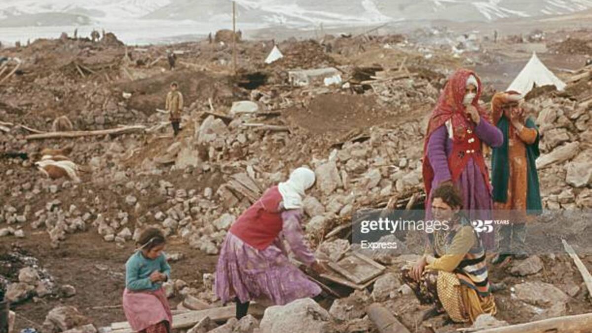 وعلى الرغم من اعتياد المناطق التركية على وقوع الهزات والزلازل بين الحين والآخر، إلا أن الأضرار لطالما كانت مرهقة للسكان من حيث الضحايا والخسائر المادية بالممتلكات والمنازل والأراضي.