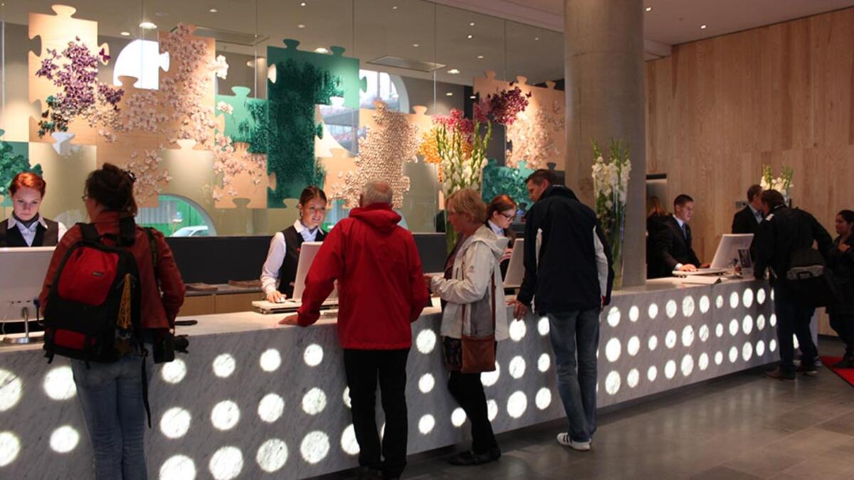 الفواتير الورقية: نظرًا لأن الفنادق تعمل على تقليل التفاعل بين الموظفين والضيوف، فإنه من المحتمل أن ينصحك الفندق بتسجيل الخروج الذاتي عبر الإنترنت أو عبر تطبيق الفندق، وهذا يعني عدم تعمير المزيد من الفواتير الورقية عند الخروج، كما تستطيع الاطلاع على نسخ من الفواتير التي ستكون متاحة عبر الإنترنت وعبر البريد الإلكتروني.