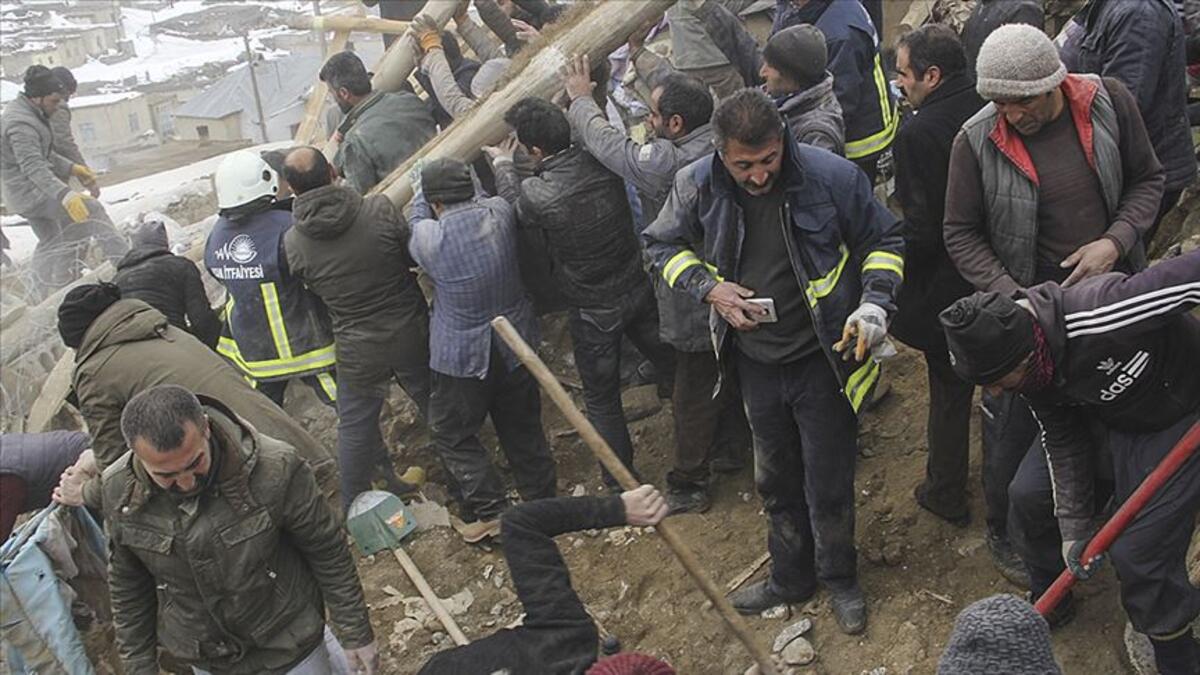 ومنذ عام 1942 وحتى 1983ضربت تركيا العديد من الزلازل، أودت بحياة قرابة 25 ألف شخص، كان أعنفها الزلزال الذي وقع في مقاطعة "وان" في عام 1976، وبلغت قوته 7.3 درجات على مقياس ريختر، وتسبب بمصرع 5300 شخص تقريبًا.