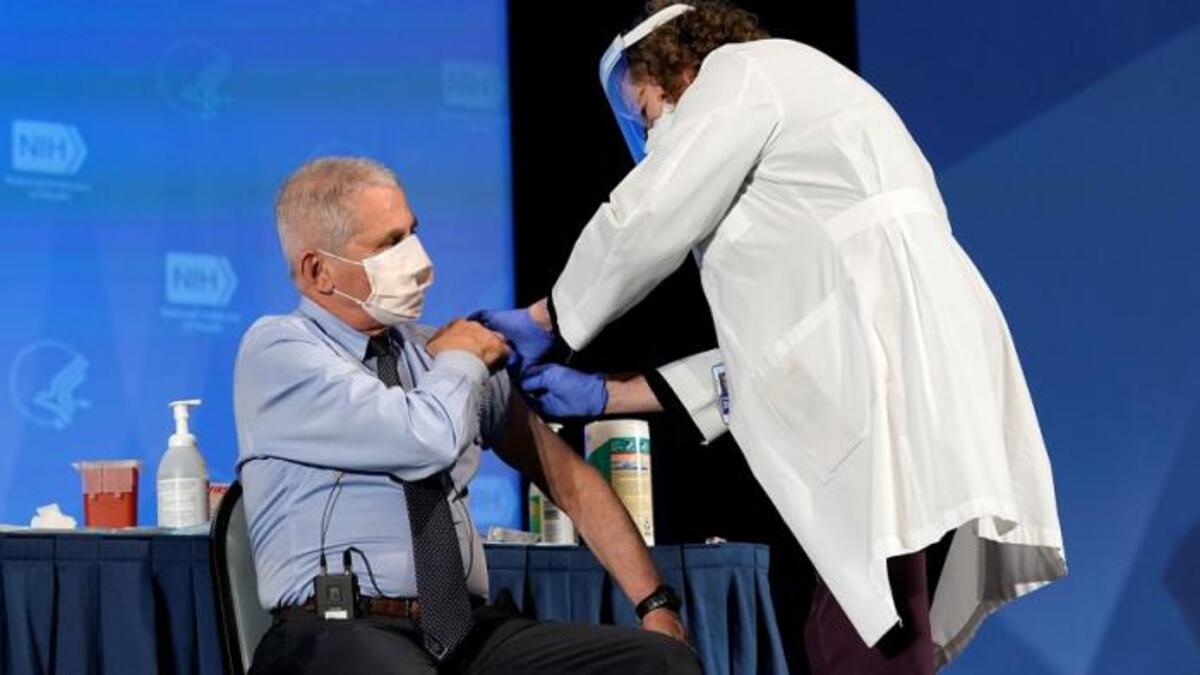 تلقى كبير الخبراء الأميركيين في مجال مكافحة الأمراض المعدية "أنتوني فاوتشي" ووزير الصحة والخدمات الإنسانية الأمريكي، أليكس عازار ، في 22 ديسمبر الجاري جرعة أولى من لقاح مودرنا المضاد لـCovid-19.