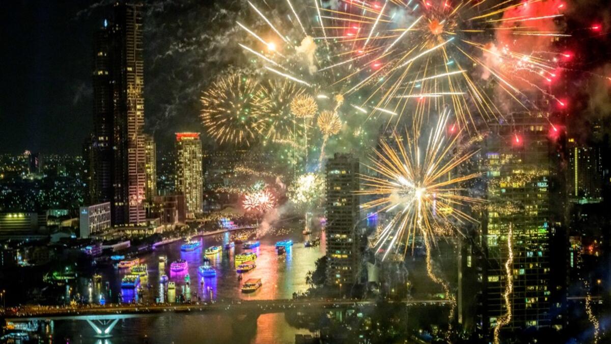 New Year's Eve fireworks erupt over the Chao Phraya river during the fireworks show in Bangkok on January 1, 2021. Mladen ANTONOV / AFP