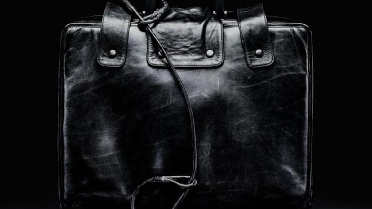 لا تحتوي الحقيبة في الواقع على زر أحمر كبير لشن حرب نووية، فالغرض الأساسي منها هو تأكيد هوية الرئيس، حيث يسمح له بالتواصل مع مركز القيادة العسكرية الوطنية في البنتاغون، الذي يراقب التهديدات النووية في جميع أنحاء العالم، ويمكن للرئيس أن يأمر برد فوري.