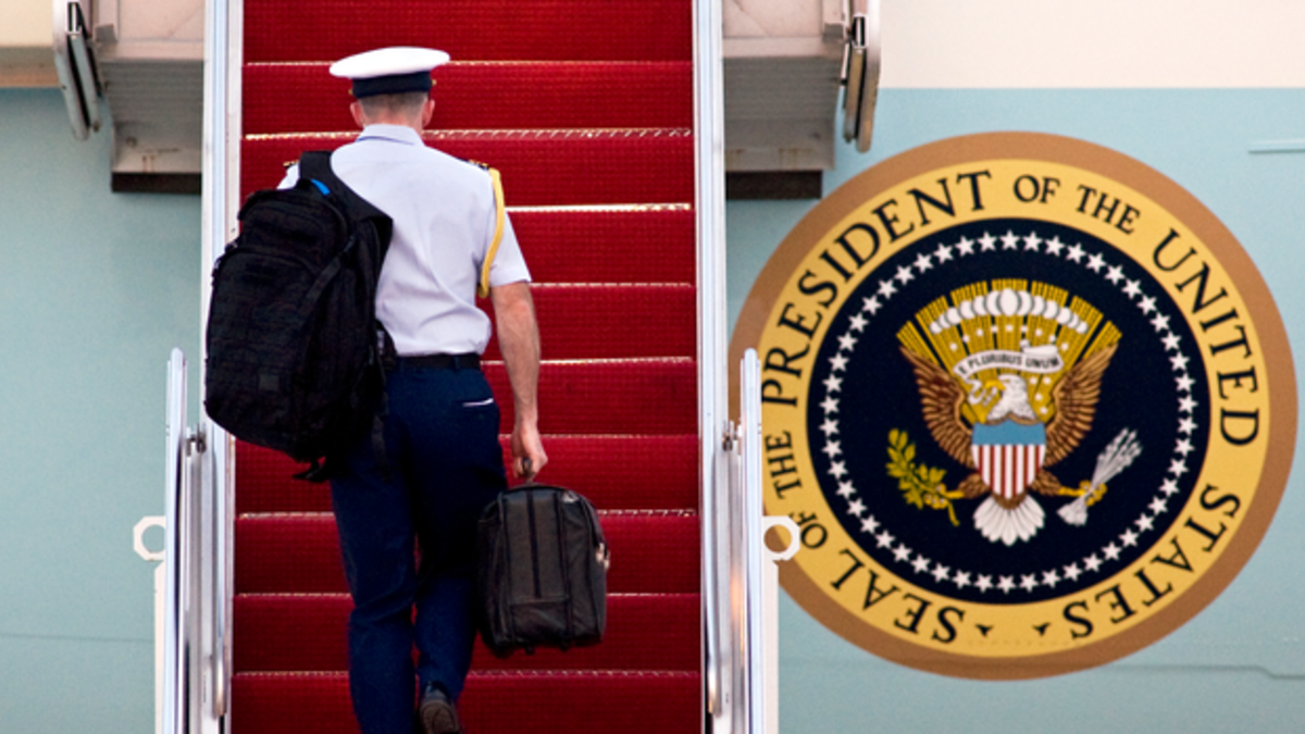 لا يمكن تشغيل الحقيبة النووية وإتمام مهمة التحقق من هوية الرئيس دون استخدام الرمز السري الخاص به، والمثبت على بطاقة ترافق الرئيس، يطلق عليها اسم "بيسكت".