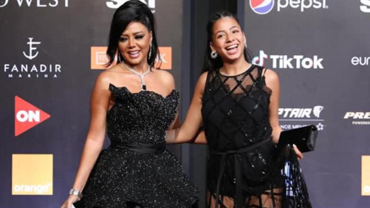 ابنتها وفستان البطانة: حضرت حفل ختام الدورة الرابعة من مهرجان الجونة السينمائي، بصحبة ابنتها "ساندي" التي ارتدت فستان "البطانة" المثير للجدل.