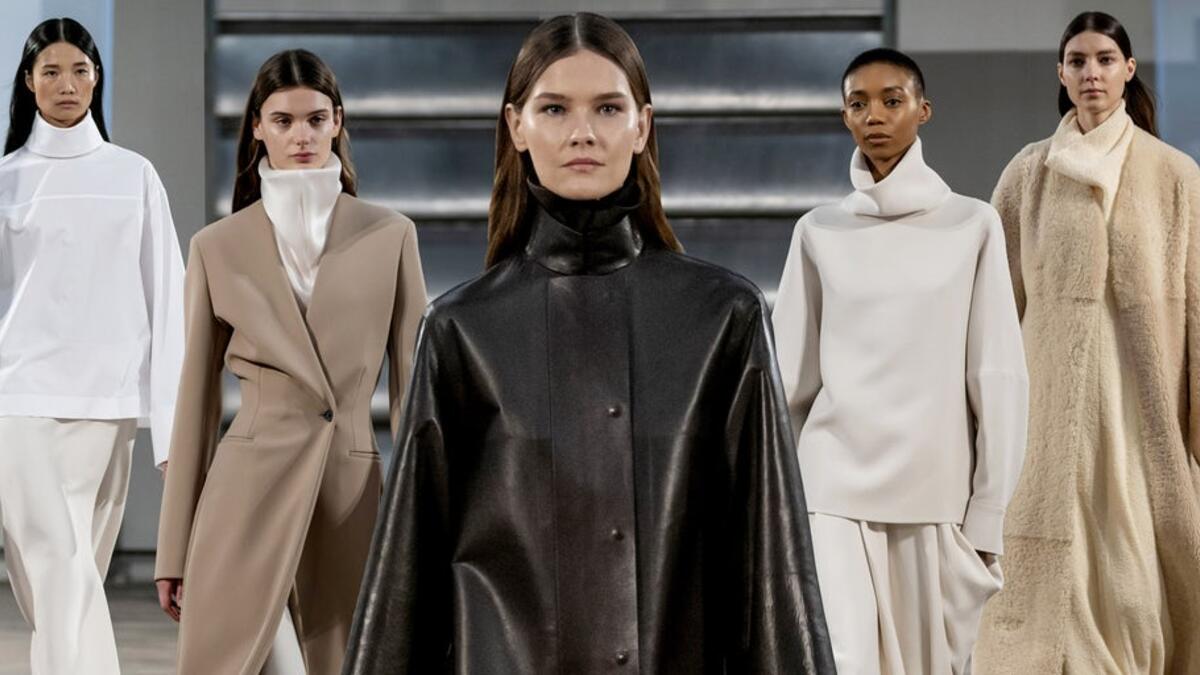 انشأت التوأم "ماري كيت" و"آشلي أولسن" خط أزياء قبل نحو  10 سنوات يحمل اسم The Row والتي اشتهرت بخياطتها الفريدة وتصاميمها الأنيقة.