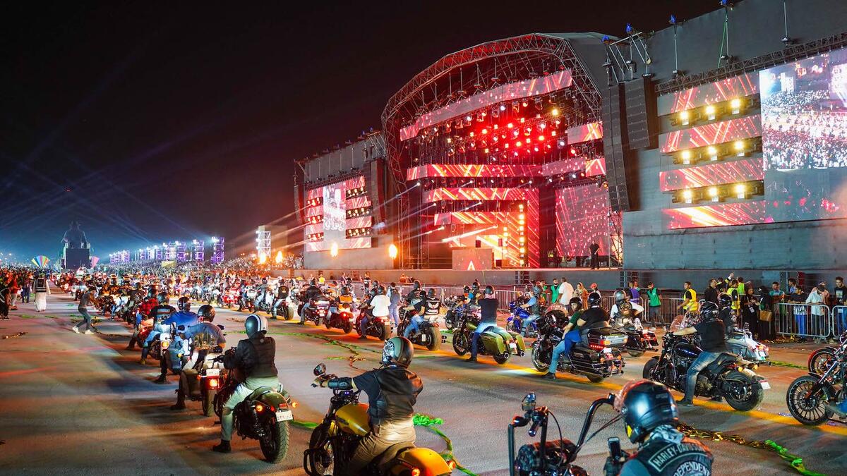 في العالم العربي، وعلى مستوى العالم العربي، تشهد معالم عمرانية بارزة في عواصم عربية عدة إضاءة واجهاتها باللون الأحمر، في مقدمتها "ذا زون" في منطقة التخصصي بالعاصمة السعودية الرياض، ومركز البحرين التجاري العالمي في العاصمة البحرينية المنامة.