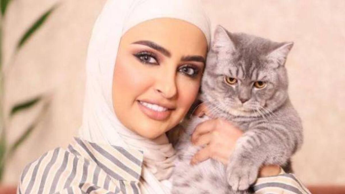 خبيرة التجميل الكويتية سندس القطان: أثارت جدلًا حين وصفت عقود العمالة المنزلية المعمول بها في بلدها بـ"المسخرة" مستنكرة منحها يوم إجازة بالأسبوع واحتفاظ العمالة بجوازات سفرها.