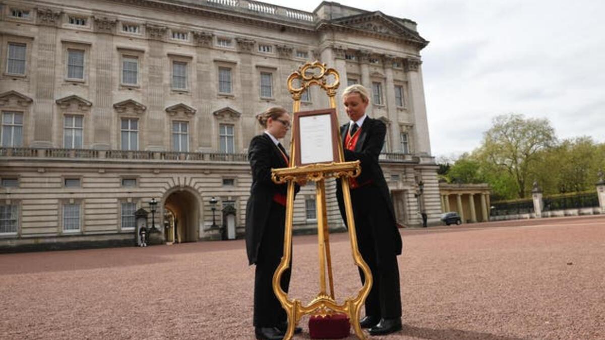 يتم عرض إعلان الميلاد أمام القصر: يتم عادةً الإعلان عن أي ولادة ملكية عبر نشرة توضع في الفناء الأمامي لقصر باكنغهام موقعة من قبل الفريق الطبي الذي يحضر الولادة الملكية، ,يتضمن تفاصيل تتعلق بجنس الطفل ووقت الولادة، بالإضافة إلى حالة تؤكد صحة الأم والطفل.