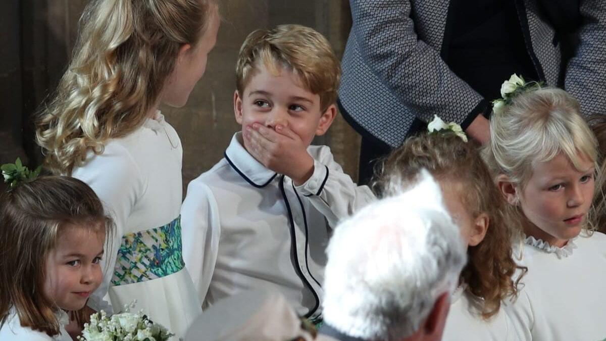 إخفاء اسم المولود لأيام: أصبح من الشائع بين العائلة المالكة عدم الكشف عن اسم الطفل لعدة أيام، فبعد ولادة الأمير جورج والأميرة شارلوت، انتظر الجمهور يومين قبل معرفة اسم كل منهما، كما لم تشارك الأميرة يوجيني والسيد بروكس اسم ابنهما بعد.