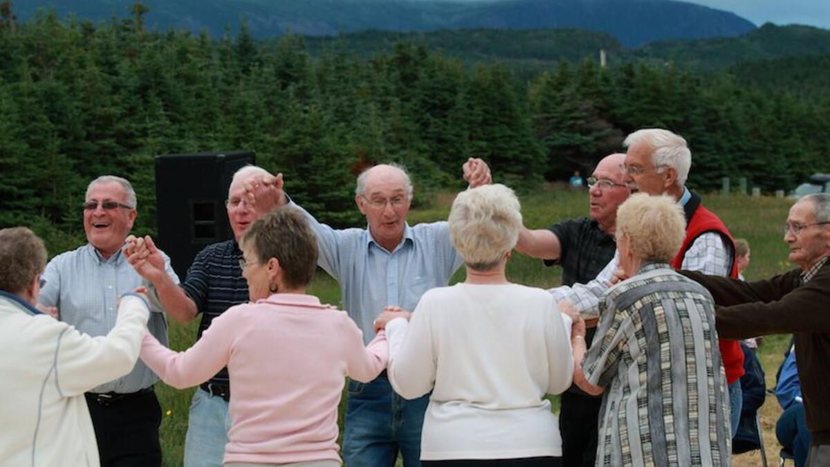 المركز الرابع: كندا - تتمتع بمناخ سلمي وتحتل مرتبة عالية في مؤشر السلام العالمي، وتعتبر كندا أيضًا واحدة من أكثر الدول أمانًا للعيش فيها من قبل معظم الناس، مع سياسات التأمين الصحي الرئيسية لجميع المواطنين تقريبًا.