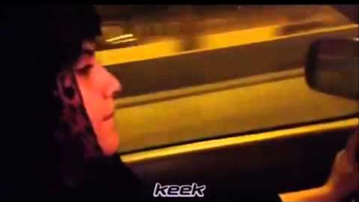 في أكتوبر 2013، قامت بقيادة سيارة والدها منطلقة من صالات مطار الملك خالد إلى منزل أسرتها قبل أن تبث مقطع الحدث وتوثقه على موقع "كيك" الاجتماعي، وبعدها بيوم طلبت وزارة الداخلية من والدها التوقيع على تعهد بمنع ابنته من قيادة سيارته.