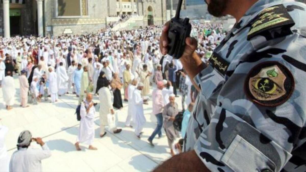 إلزام جميع المكلفين والعاملين في الحج بأخذ جرعتي اللقاح المعتمد في السعودية ضد كورونا، قبل بدء التكليف بما لا يقل عن أسبوع، وإلزامية ارتداء الكمامة لجميع الحجاج والعاملين في جميع الأوقات.