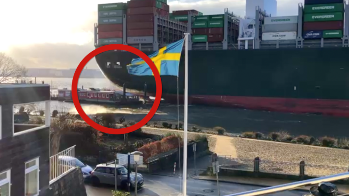 اصطدمت إيفرغيفن في 9 فبراير 2019 بعبارةٍ لشركة HADAG  طولها 25 مترًا وألحقت أضرارًا جسيمةً فيها، وكان ذلك في بلانكنيزا بالقرب من ميناء هامبورغ وبعد دقيقتين من الاصطدام، صدر حظر مرورٍ عبر نهر إلبه بسبب الرياح العاتية.