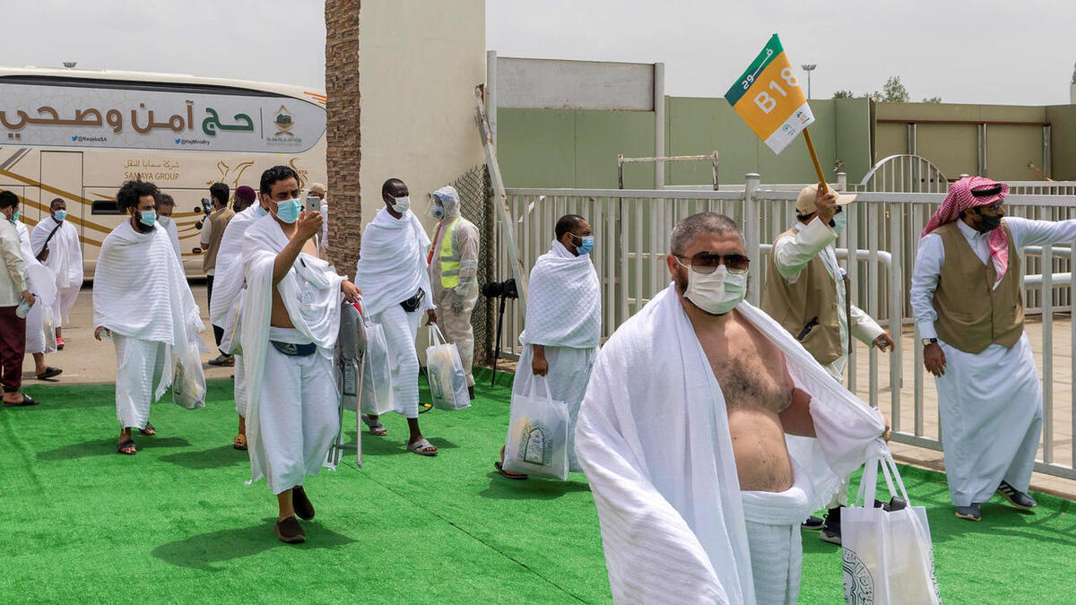 تنسيق خروج الحاج من مقر السكن في ظل تطبيق اجراءات احترازية مشددة.