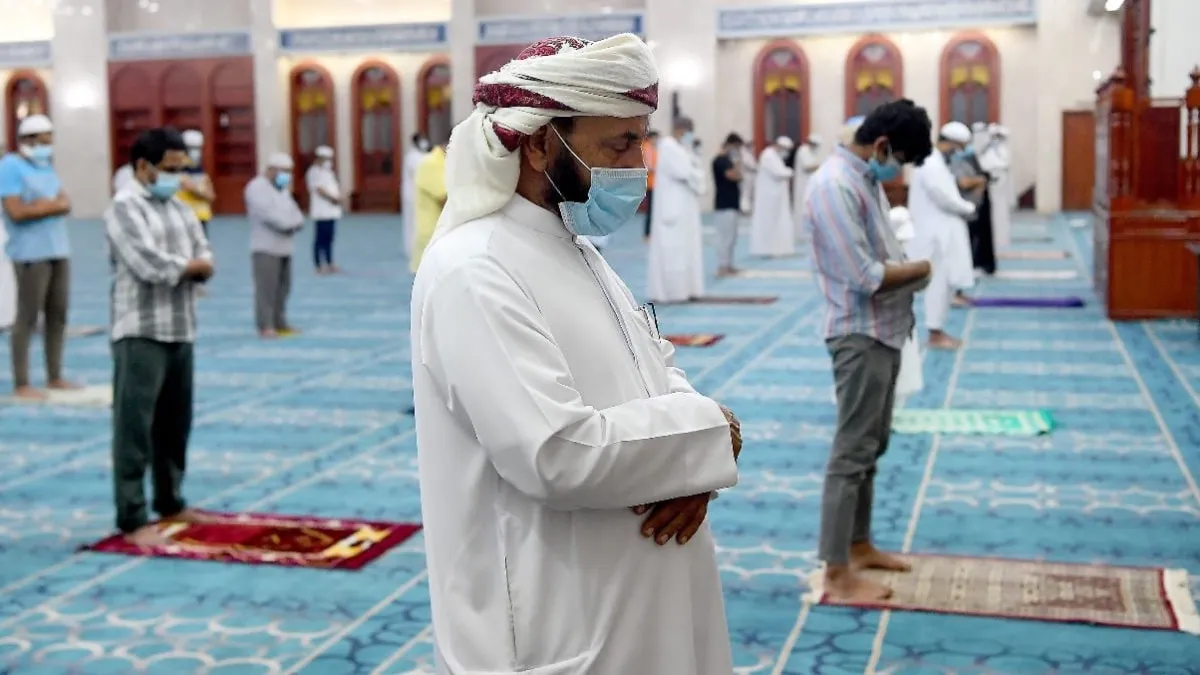 الإمارات: قررت دائرة الشؤون الإسلامية والعمل الخيري عدم إغلاق المساجد  لكنها حددت ضوابط احترازية للوقاية منها: الصلاة لا تزيد عن 30 دقيقة وإحضار سجادة الصلاة الخاصة والالتزام التام بارتداء الكمامات في المسجد.
