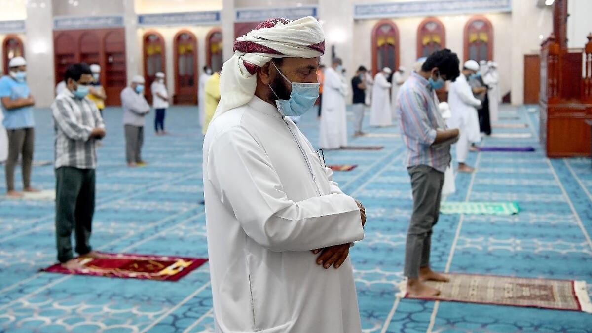 الإمارات: قررت دائرة الشؤون الإسلامية والعمل الخيري عدم إغلاق المساجد  لكنها حددت ضوابط احترازية للوقاية منها: الصلاة لا تزيد عن 30 دقيقة وإحضار سجادة الصلاة الخاصة والالتزام التام بارتداء الكمامات في المسجد.