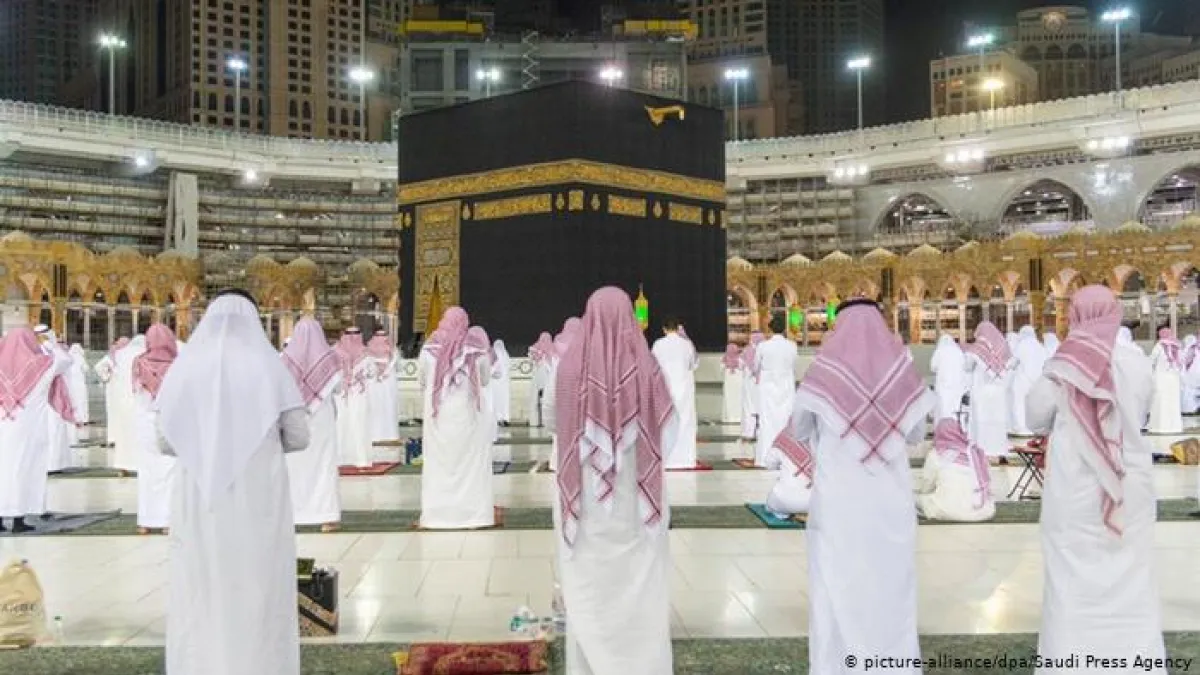 السعودية: أعلنت السعودية عن إقامة صلاة تراويح شهر رمضان هذا العام في المسجدين الحرام والنبوي مع تعليق موائد الإفطار الجماعي والاعتكاف.