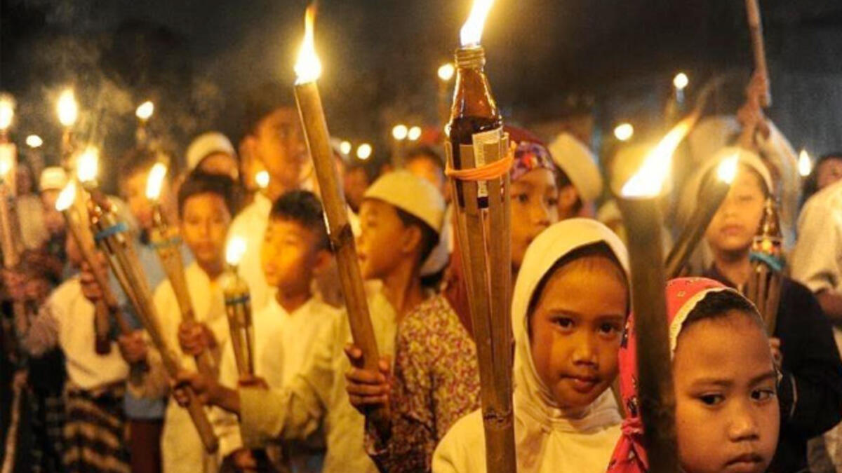 إندونيسيا: يأخذ الطلبة إجازة في أول أسبوع من الشهر، وتفرض على جميع المعاهد والجامعات طيلة شهر رمضان "بيسانترين كيلات"، وهي عبارة عن أنشطة للتلاميذ كالإفطار الجماعي، والاستماع إلى خواطر إيمانية ومحاضرات ودروس وعبر من أحداث رمضان عبر التاريخ، ودروس خاصة للشباب.