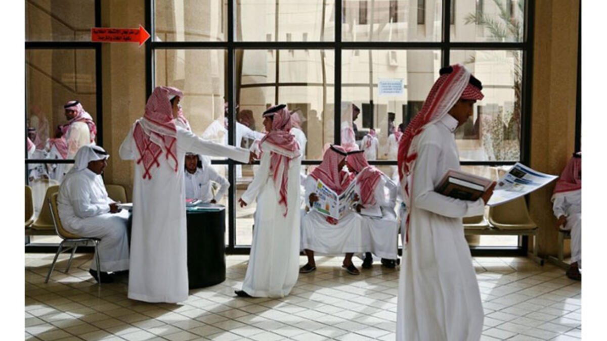 33.588 بحثًا علميًا منشورًا: تهيئة بيئة تساعد على تنمية المهارات ومواصلة الاستثمار في التعليم والتدريب، حيث وصل عدد الجامعات والكليات إلى 63 جامعة وكلية، في الوقت الذي بلغت فيه البحوث العلمية المنشورة 33,588 بحثًا مقارنة ب 15,056 بحثًا في الأعوام السابقة بنسبة زيادة وصلت إلى 223 %.