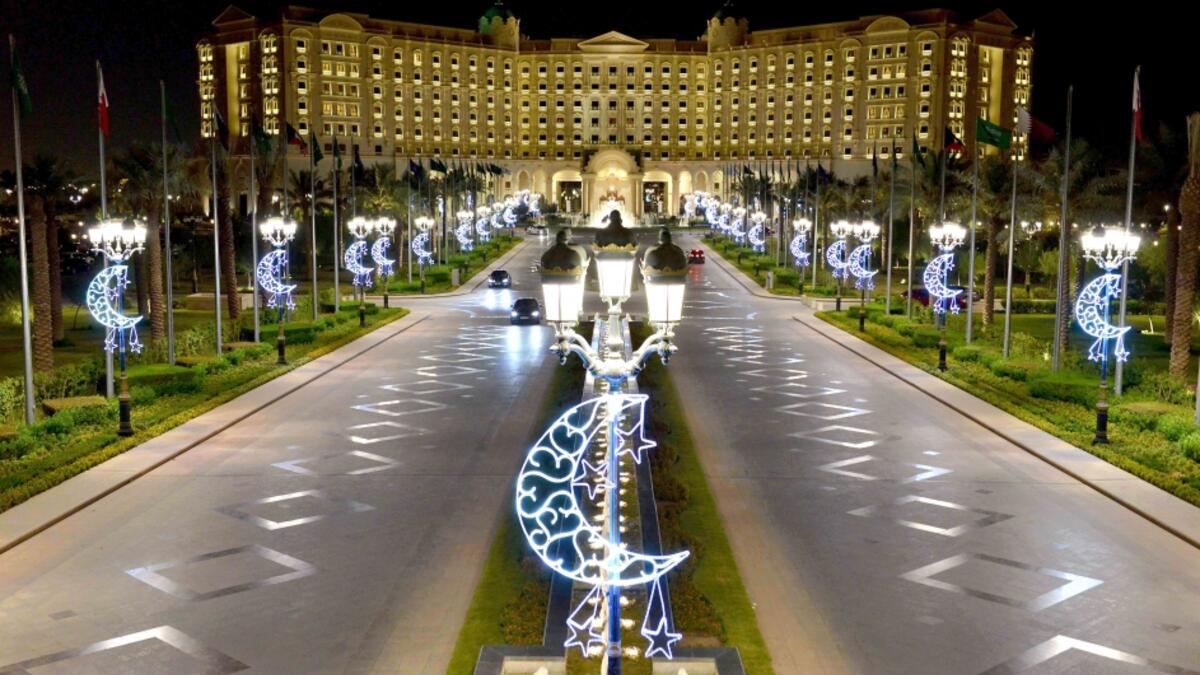 السعودية / الرياض: ستكون ساعات الصيام في أول يوم 14 ساعة، فيما ستصل في آخر يوم الى 14 ساعة و42 دقيقة.