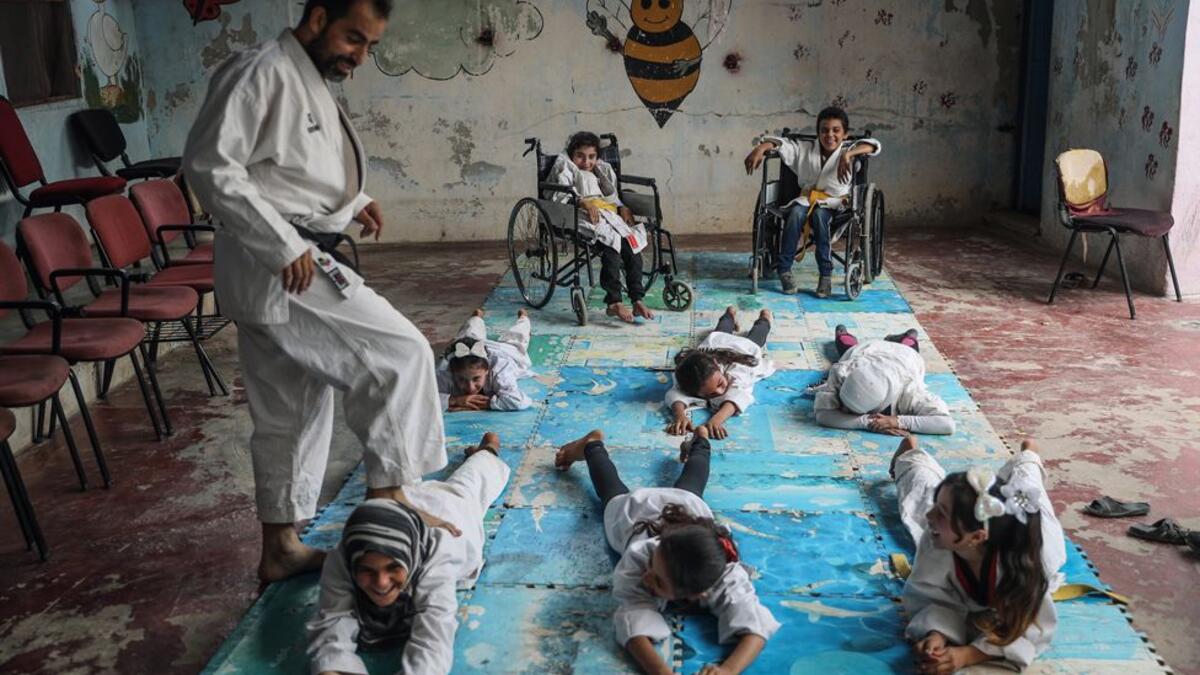 فئة الرياضة: للمصور السوري أنس الخربوطلي بسلسلة صور بعنوان الرياضة والمرح بدلًا من الحرب والخوف. ويوثق مشروعه مدرسة كاراتيه بالقرب من حلب، سوريا، تهدف إلى مساعدة الأطفال على التغلب على صدمات الحرب.