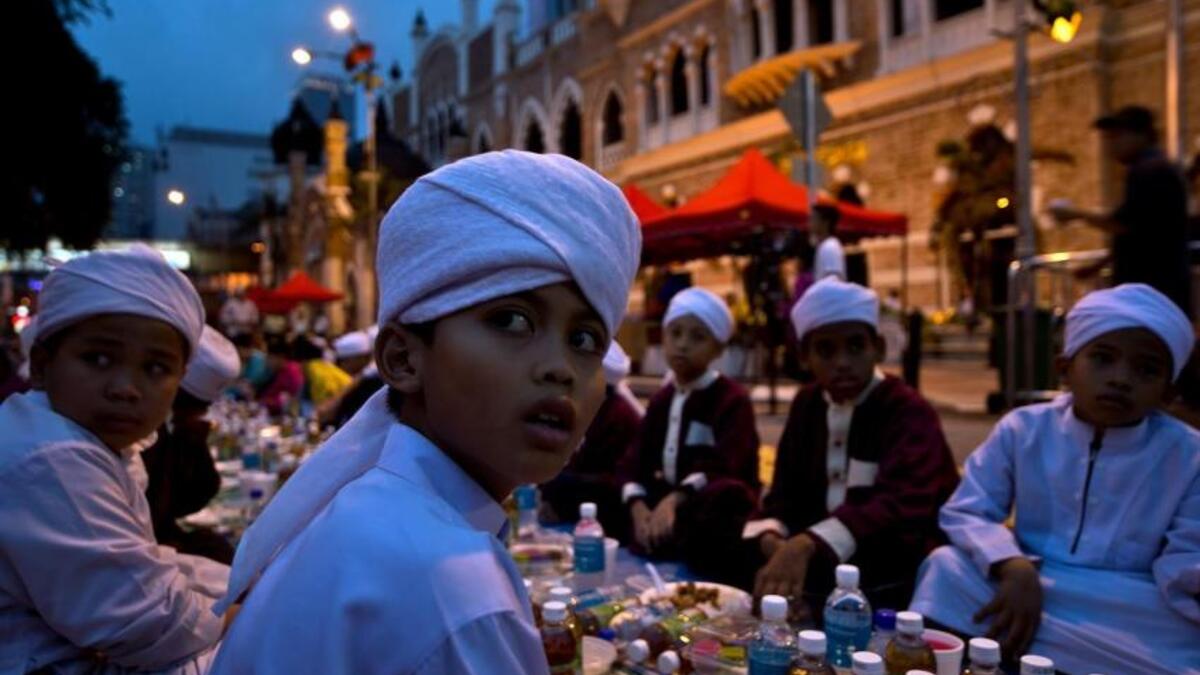 ماليزيا: يُعلن عن قدوم شهر رمضان عن طريق القرع على الدفوف، بجانب إذاعة بيان في وسائل الإعلام الماليزية عن قدوم شهر رمضان، وترش الشوارع الرئيسة، وتنظف الساحات العامة، وتعلّق أسلاك الزينة والمصابيح الكهربائية في الشوارع والمساجد.