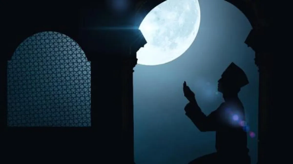 تسميتها: سميت بليلة القدر بمعنى "القدر والشرف"، تُكتب فيها المقادير، وهي الليلة التي أنزل الله بها القرآن على خاتم الأنبياء والمرسلين سيدنا محمد ﷺ.