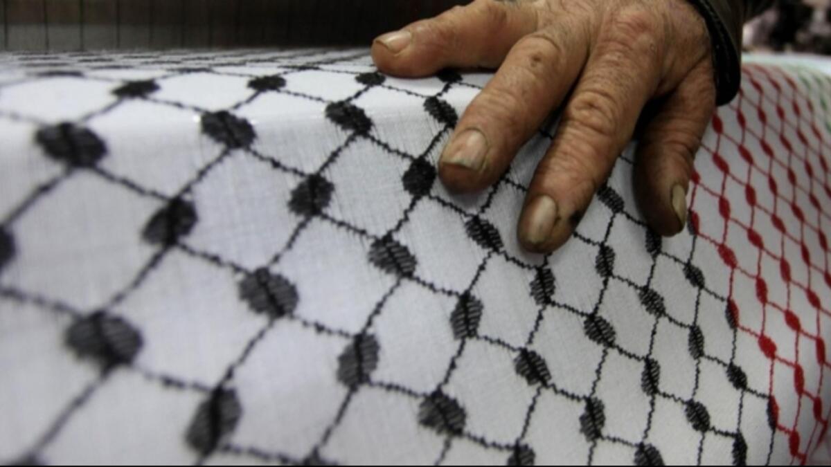 القماش: تصنع الكوفية عادة من القطن أو الكتان بللون الأبيض والأسود