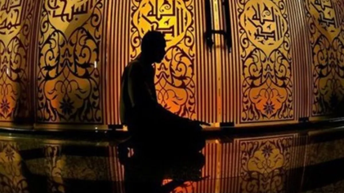 وتابع ﷺ: اللهم إني أسألك الجنة وما قرب إليها من قول أو عمل، وأعوذ بك من النار وما قرب إليها من قول أو عمل، اللهم إني أسألك مما سألك منه محمد صلى الله عليه وسلم، وأعوذ بك مما استعاذ منه محمد صلى الله عليه وسلم، اللهم ما قضيت لي من قضاء فاجعل عاقبته لي رشدًا.