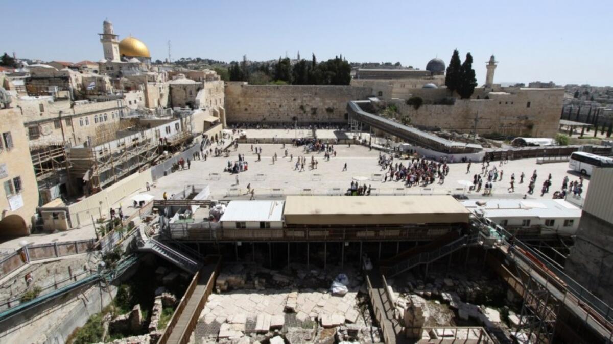 مشروع "بيت هليبا" (بيت الجوهر): يقع على بعد 100 من الجهة الغربية لساحة البراق ويتكوّن من ثلاث طبقات على مساحة 1840 مترًا مربعًا، وتضمّ غرفًا إدارية، ومركزًا تعليميًّا، وصالة عرض، وقاعة الزوار، وقاعة احتفالات، ومكتبة، وستعرض في الطبقة التي ستبنى تحت الأرض "بقايا الموجودات الأثرية" التي عُثر عليها أثناء الحفر، ويزعم الاحتلال أنها تعود إلى حقبتَي "المعبدَين الأول والثاني".