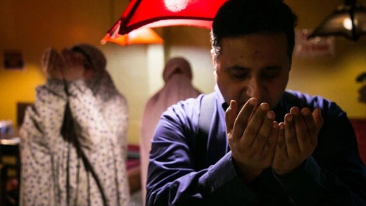 وعلّم الرسول ﷺ السيدة عائشة كيفية الدعاء، فقال لها: يا عائشة عليك بالجوامع والكوامل، قولي “اللهم إني أسألك من الخير كله، عاجله وآجله، ما علمت منه وما لم أعلم، وأعوذ بك من الشر كله، عاجله وآجله، ما علمت منه وما لم أعلم”.