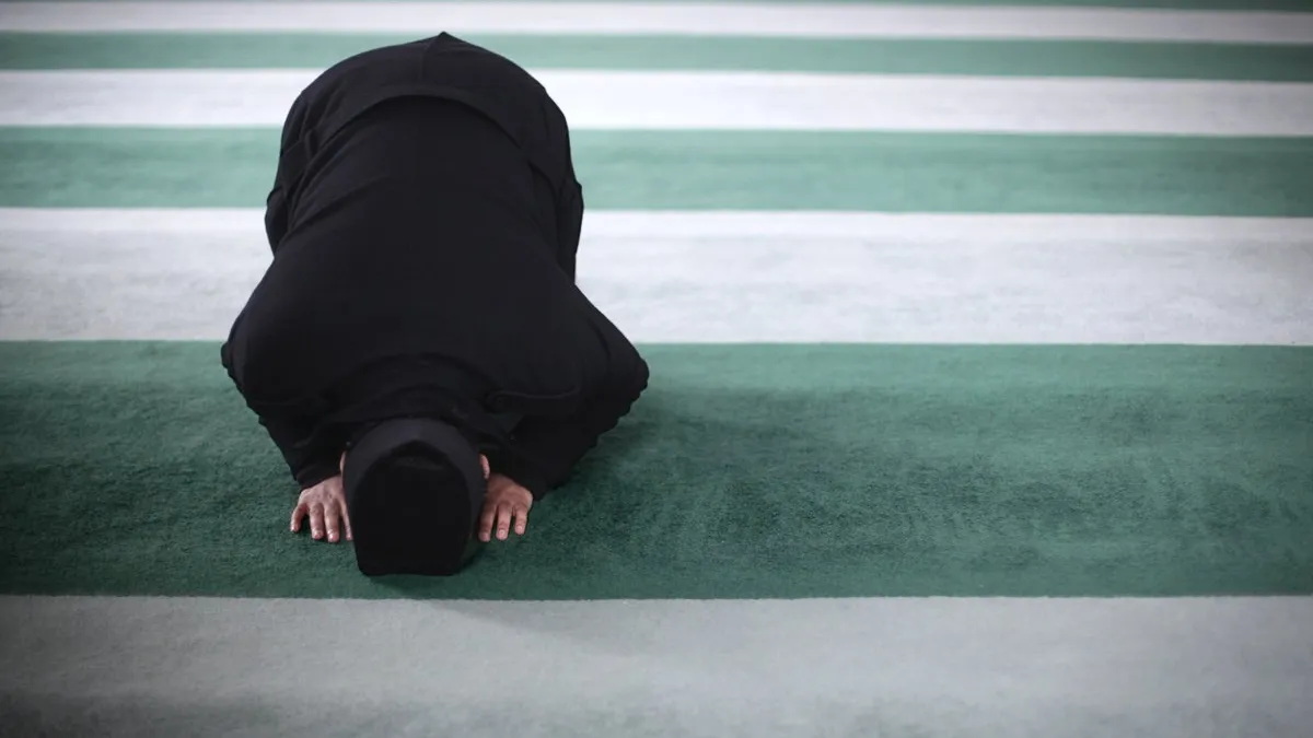فضلها: أخبرنا الله تعالى في اللوح المحفوظ أن "ليلة القدر خير من ألف شهر"، ومن أدركها فهو ذو حظ عظيم، فكم من سعيد في هذه الدنيا قد نال سعادته بفضل دعائه في هذه الليلة المباركة، التي تعد أفضل الليالي.