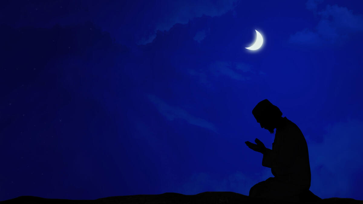 العلامة الرابعة: ليلة قوية الإضاءة ولا يُرمى فيها بنجم، أي: لا ترى فيها الشهب التي ترسل على الشياطين، وقد ثبت عند الطبراني بسند حسن، أن النبي ﷺ قال (إنها ليلة بلجة -أي: منيرة- مضيئة، لا حارة ولا باردة، لا يرمى فيها بنجم).