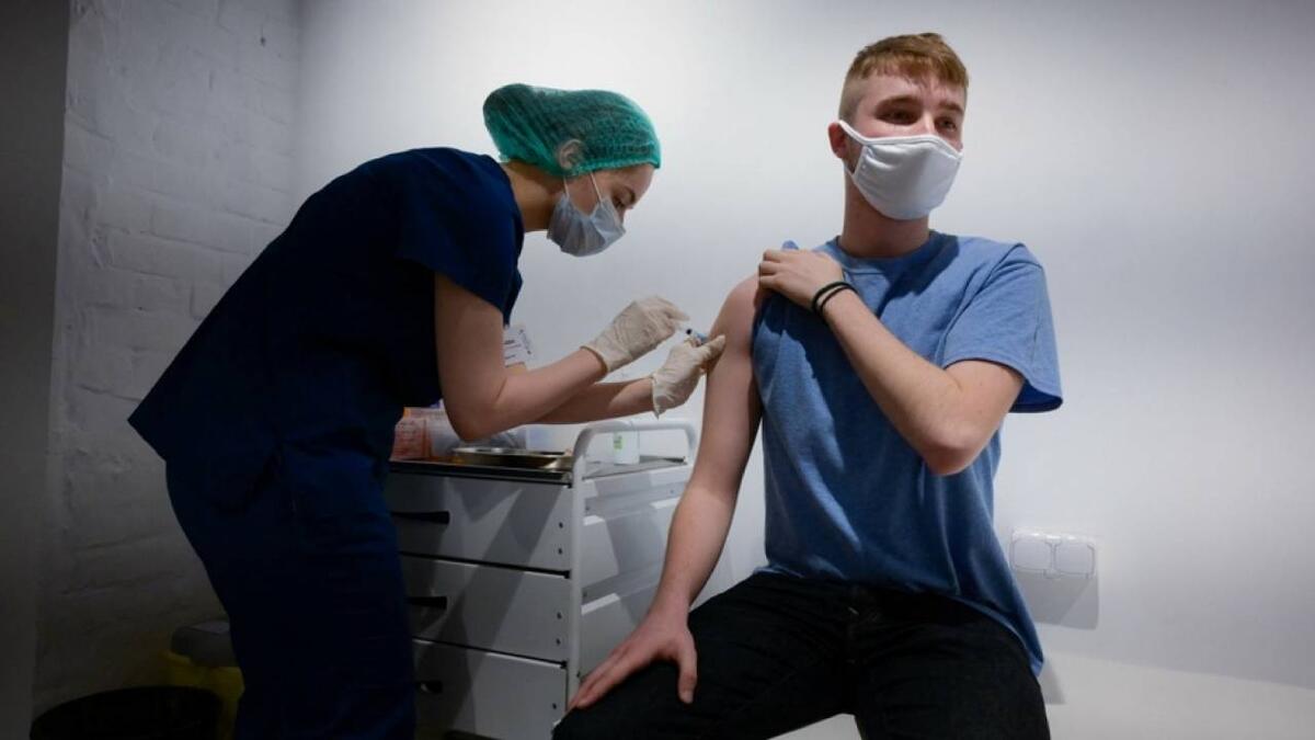 روسيا: قرر عمدة العاصمة إجراء قرعة باليانصيب على خمس سيارات أسبوعيًا حتى منتصف يوليو المقبل لكل من تلقى اللقاح مشيرًا إلى أن الهدف الأساسي والجائزة الحقيقية هي الحفاظ على صحة المواطنين.