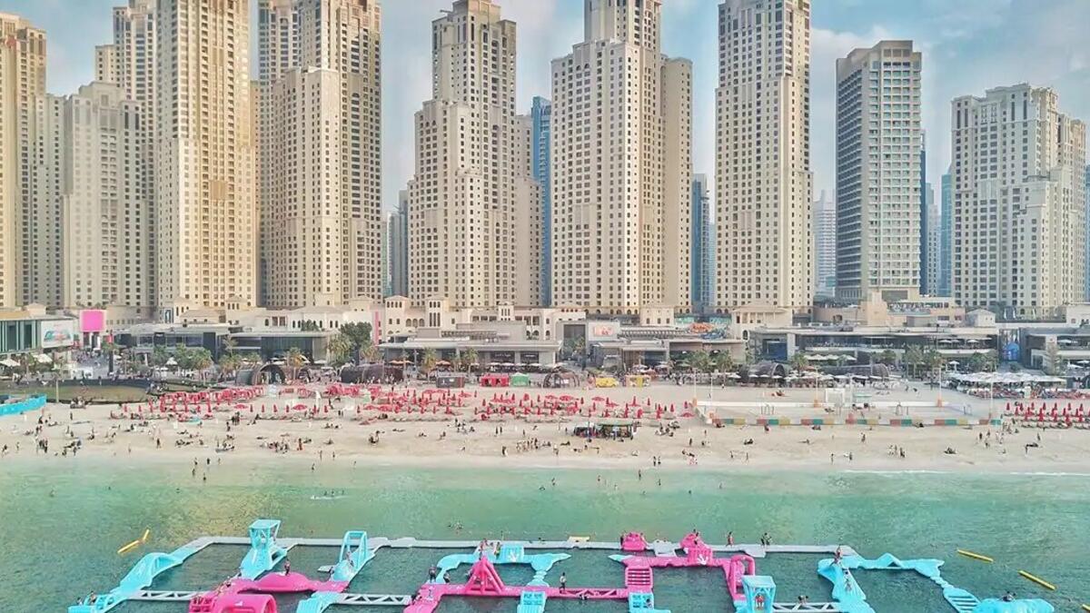 حديقة "أكوا فن" القابلة للنفخ: تُعدّ أكبر حديقة مائية قابلة للنفخ في المنطقة وتقع مقابل شاطئ "ذا بيتش" في "جميرا بيتش ريزيدنس". وتُعتبر أحد أشهر المعالم في دبي وتفتح أبوابها على مدار السنة كما تضمّ عددًا من أطول وأعلى المنزلقات المائية في العالم. ("ذا بيتش"، مقابل "جميرا بيتش ريزيدنس" – دبي)