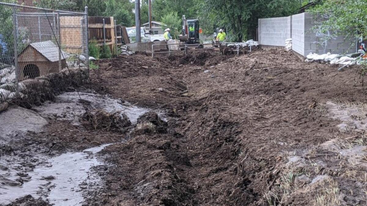 أمريكا: أعلنت ولاية أريزونا غربي أمريكا حالة الطوارئ للمناطق المتضررة من العواصف الموسمية والسيول. دمرت الفيضانات الطرق والمنازل، بينما لقي شخص مصرعه في الفيضانات في حديقة جراند كانيون الوطنية.