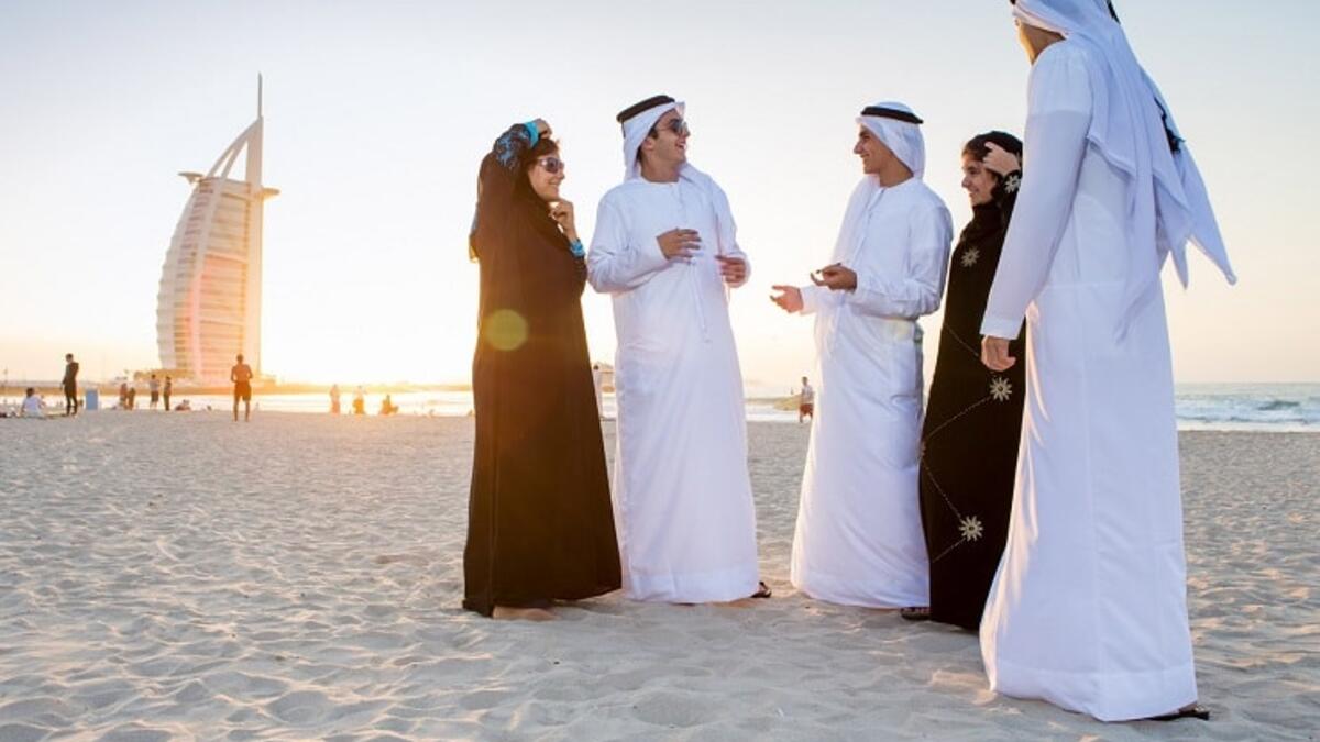 كما يستطيع الحاصل على الإقامة الذهبية أن يقوم بتحسين نمط حياته، ومستوى العيش للفئات التي تمتلك مستوى معيشي منخفض، كما يحظى بفرصة العمل لرجال الأعمال وأصحاب المواهب في مجالات مختلفة.