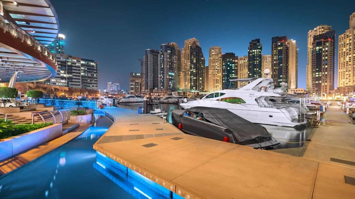 فوائد الإقامة الذهبية في الإمارات: يستطيع الشخص الحاصل على الإقامة الذهبية في الإمارات  أن يعيش في بيئة تدعم الابتكار والإبداع وتأشيرة إقامة طويلة الأمد تتراوح ما بين الخمس سنوات إلى عشر سنوات.