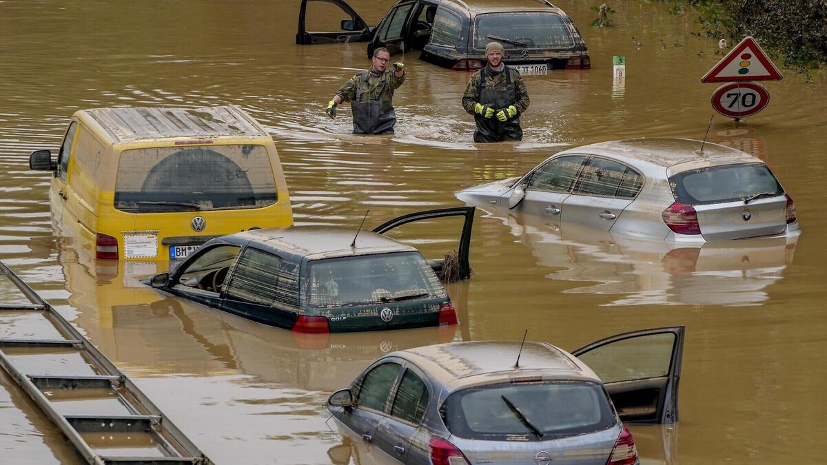 ألمانيا: أودت كارثة فيضانات ضربت غرب ألمانيا قبل أيام بحياة 156 فيما البحث لا يزال جاري عن 155 شخص وانقطاع التيار عن 114 ألف منزل وخسائر قد تكلف شركات التأمين ما يصل إلى خمسة مليارات يورو(5.9 مليار دولار).