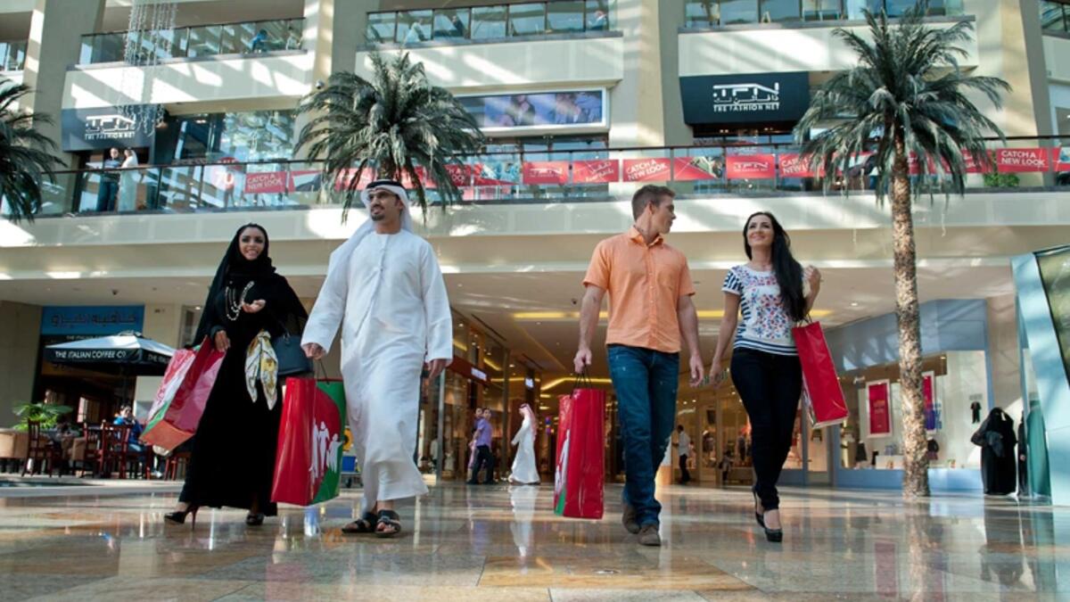 توفر الإقامة الذهبية إمكانية البقاء داخل دولة الإمارات المتحدة العربية لمدة تتراوح ما بين الخمس إلى عشر سنوات وذلك حسب الفئات، في حين أن الإقامة العادية تمنح عامين فقط.