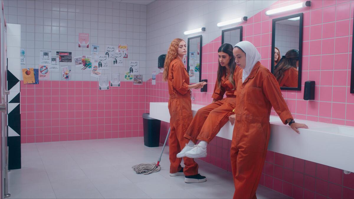 يرى القسم الثاني أن المسلسل يمثل خروجًا سافرًا على عادات وتقاليد المجتمع الأردني المحافظ، ولابد من التصدي له خاصة وأنه يعرض تحت منصة تنيفليكس المشهود لها بإثارة الجدل عبر أبواب الجنس والمثلية الجنسية والإلحاد وغيرها من القضايا المفصلية.