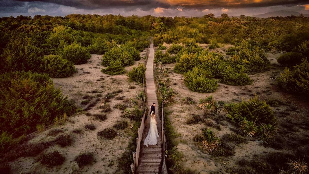 بفئة الزفاف: للمصور الإيطالي ماتيو أوريجينال - لغروب الشمس في مارينا دي بيزا بإيطاليا.