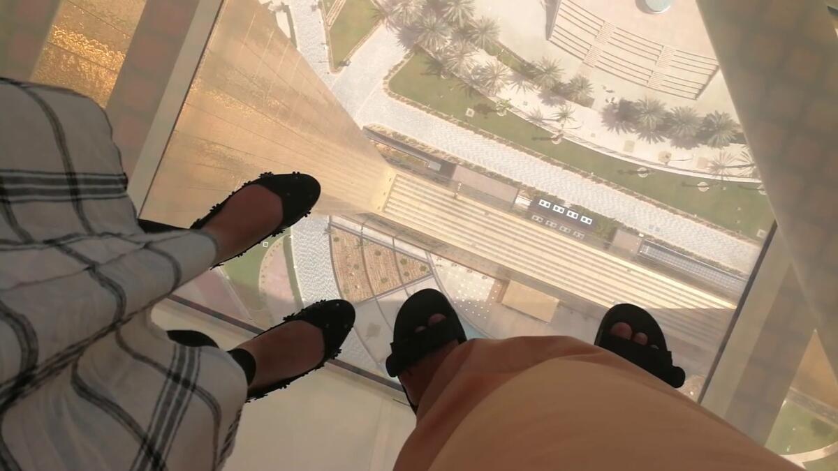 إثراء تجربتكم من خلال المشي على الممر الزجاجي المضيء في الجسر المعلق.